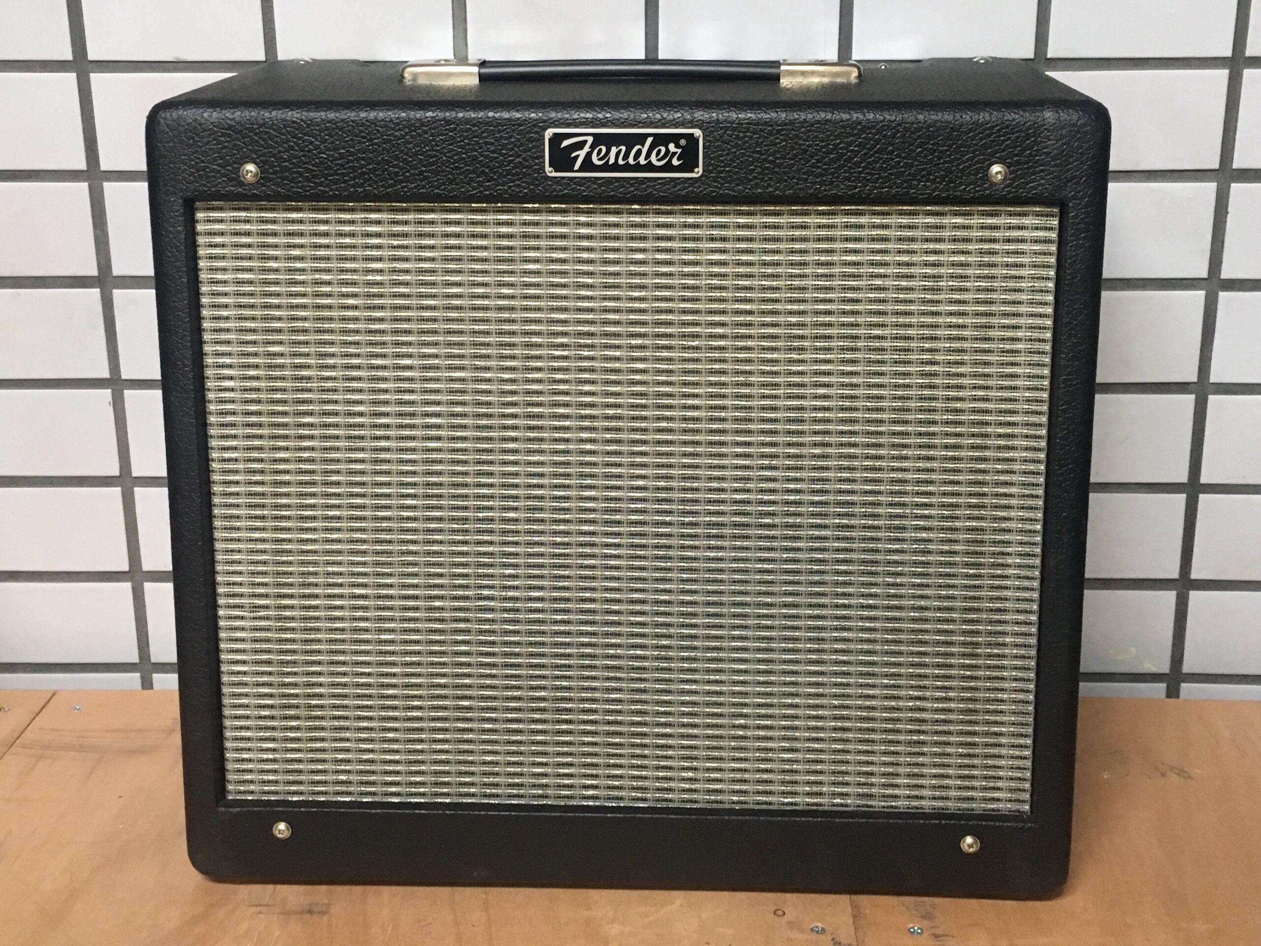 小型ながらチューブサウンドを十分にあじわえる Fender Blues Junior 